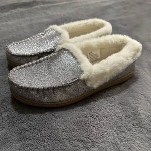 Sonoma Women’s Silver Glitter Sparkly Cozy Fur Moccasin Slippers Shoes